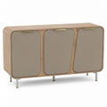 **Moderne Houten Kast met Gestroomlijnde Deuren**